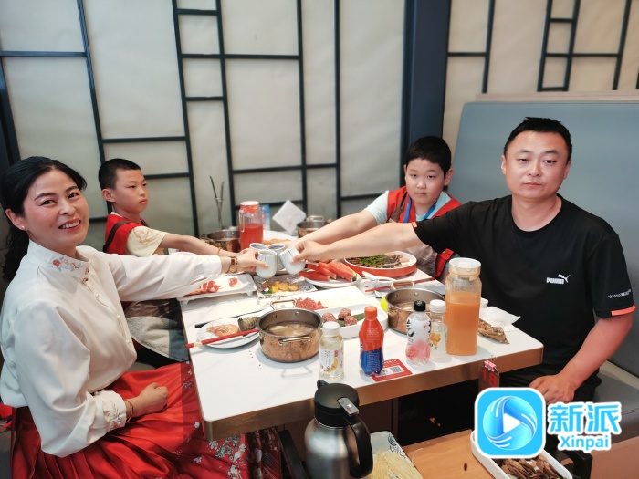 美味和牛火锅 小记者端午节过美了PG麻将胡了试玩平台学包粽子品尝(图2)